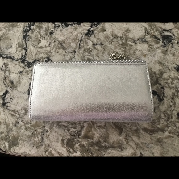 Small silver clutch w/ chain strap - Picture 3 of 5